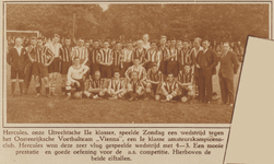 873689 Groepsportret van de voetbalelftallen van Hercules (Utrecht) en Vienna (Wenen, Oostenrijk) bij hun ...